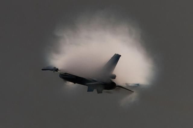 大国崛起大国利器?为什么歼20战机升空后空中传来几声巨响?-北京时间