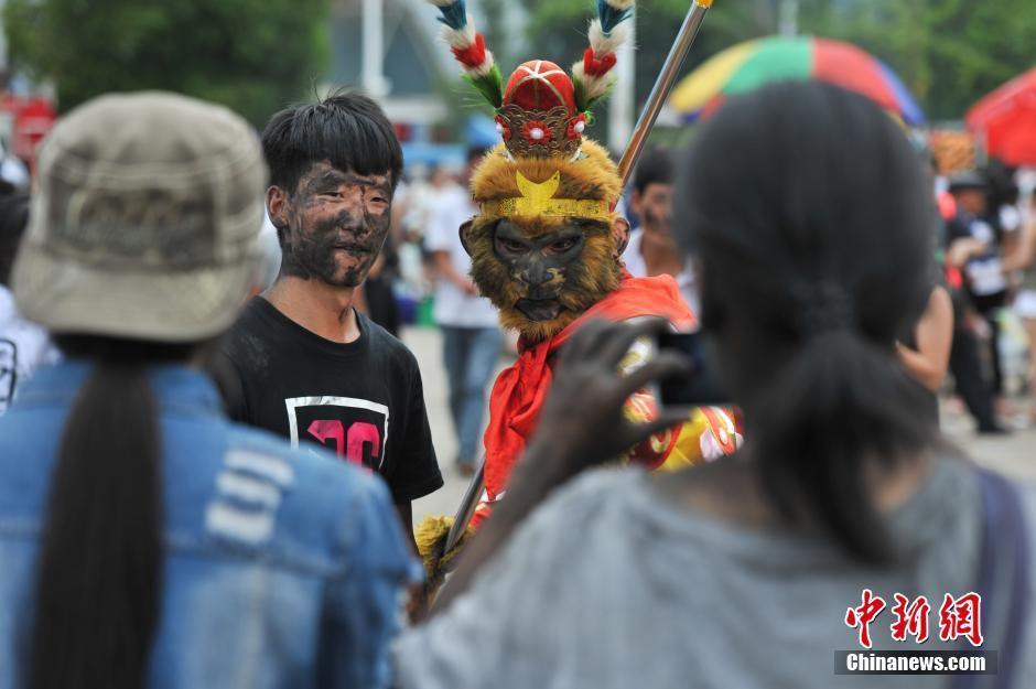 7月18日，云南丘北彝族男女互相“抹花脸”。当日，2016云南“普者黑”花脸节在丘北县开幕。上万彝族民众和游客用特制的黑色颜料互相“抹花脸”。花脸节是云南丘北彝族民众最隆重的节日，是当地彝族民众驱魔除害、相互祝福和表达爱慕之情的习俗，沿袭至今已有一千多年历史。