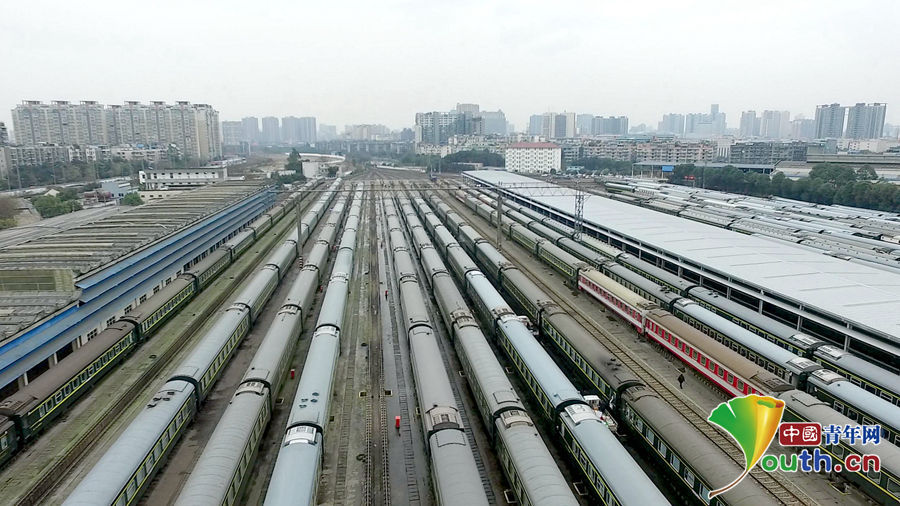 【网络媒体走转改】航拍春运大幕开启之际的成都旅客列车"4s店"