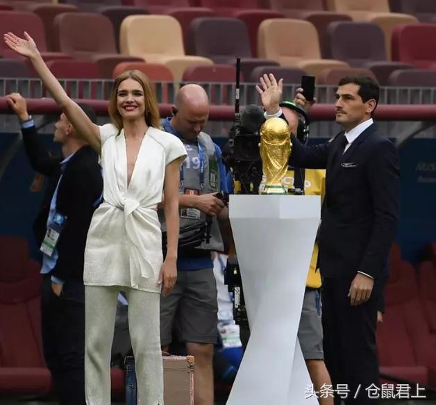 世界杯剪影:普京摊手图 VS 沙特球迷捂脸图!