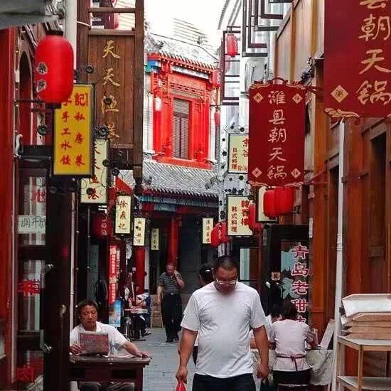 青岛的一条小吃街,专坑外地人,本地人根本不去