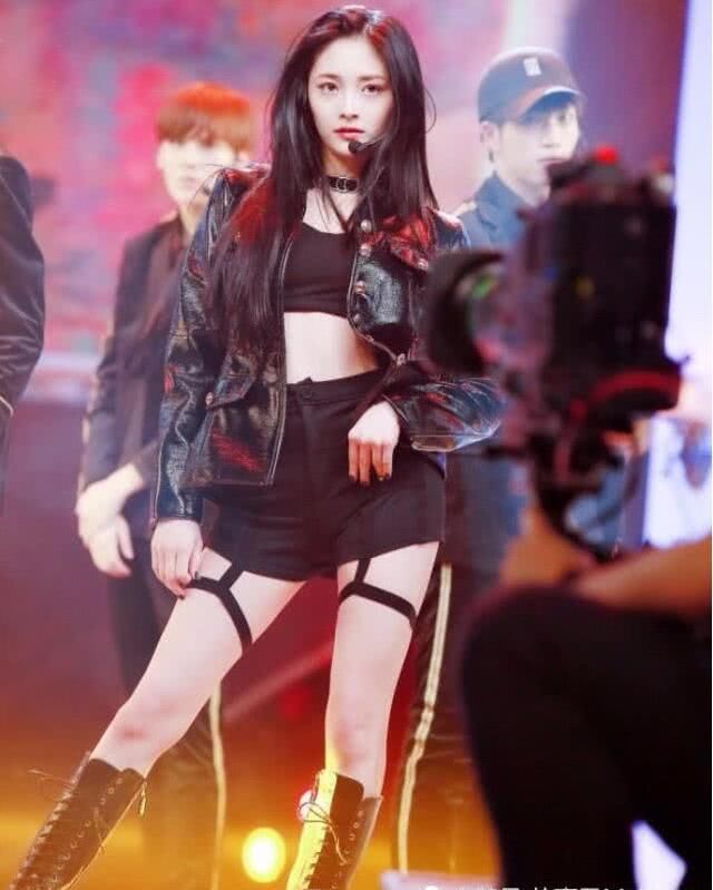 周洁琼短裤热舞太性感,站在后面的范丞丞一个