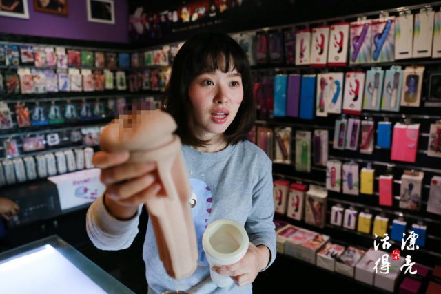 从一开始对情趣测评的好奇,通过不断学习,丹丹渐渐迷上性学这个研究领域。她开始阅读性学书籍,与性学研究的学者老师讨论交流。