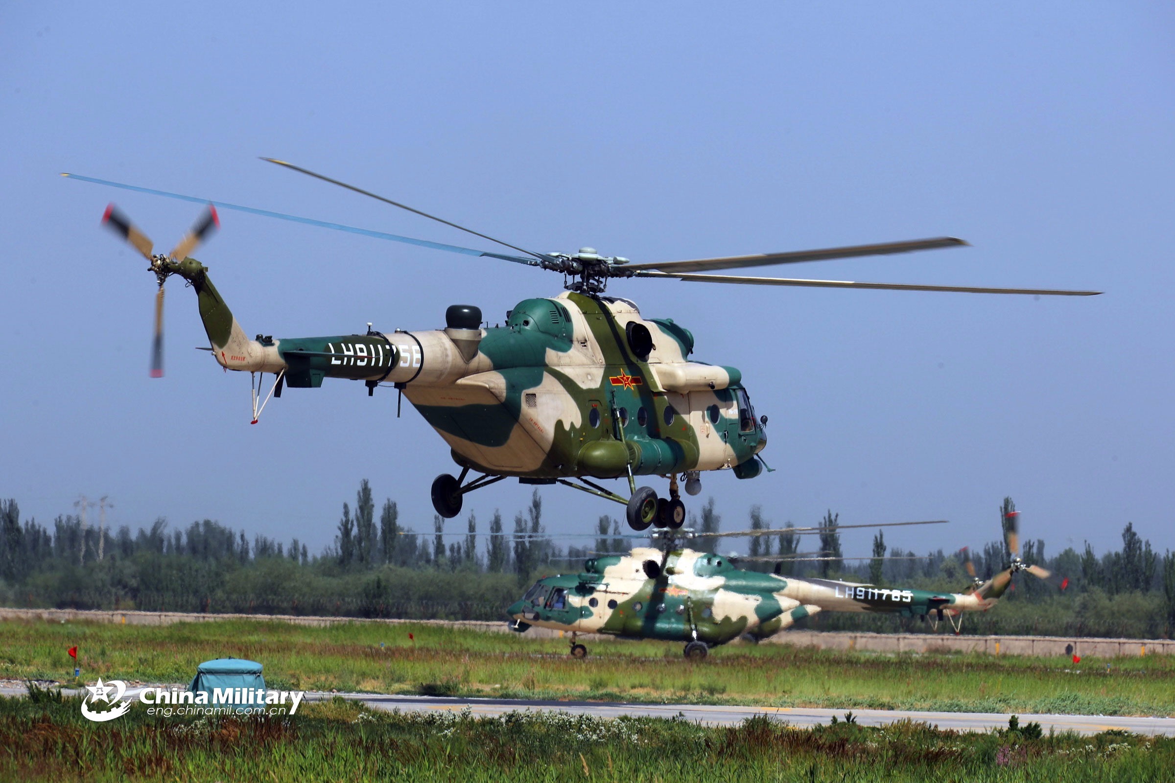 一架WZ-10武装直升机和一架米-17运输直升机起飞。