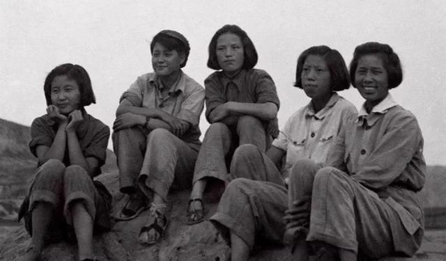 穿越时空之美:瞻仰抗战时期,巾帼女兵的风采