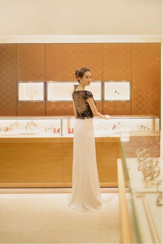 在礼服里加打底背心算什么,刘诗诗为了防走光