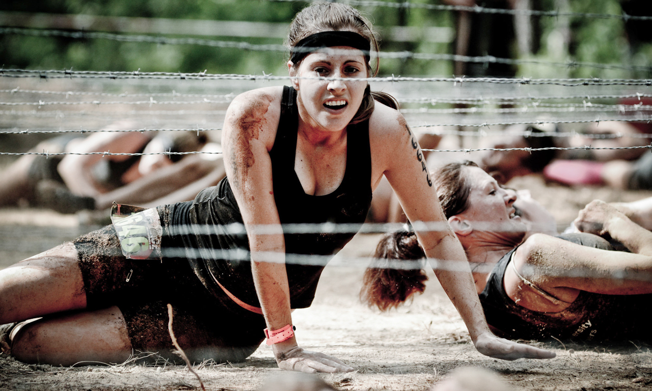 战士短跑（The Warrior Dash）对于新近加入障碍赛跑的人来说是完美的起点。图为选手穿越铁丝网。