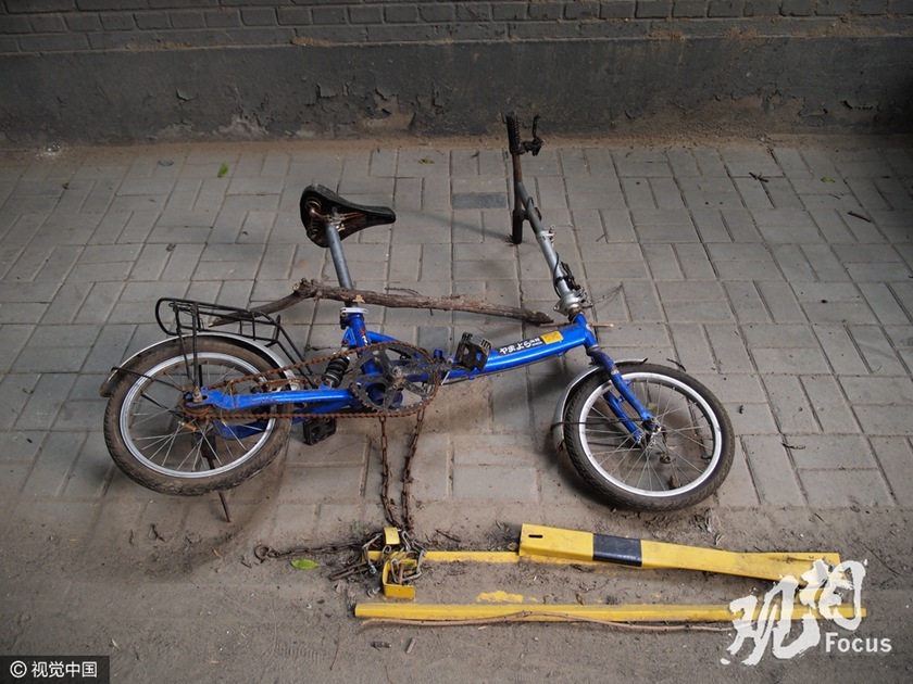 胡同里人的无奈，锁车占车位两不误。