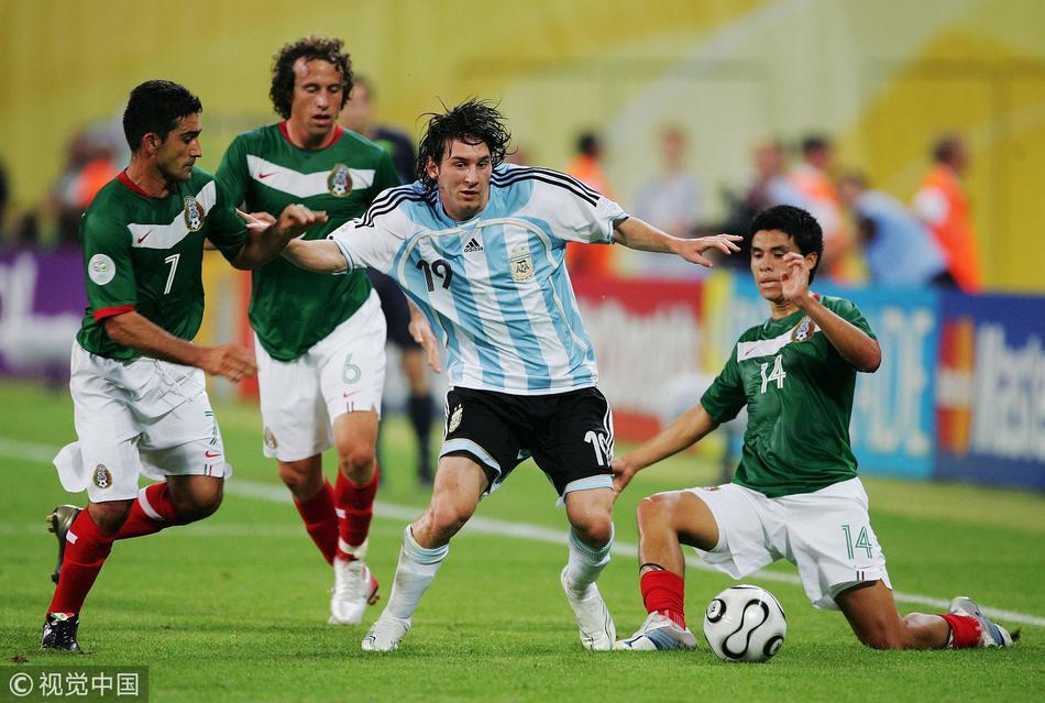 2006年6月24日，德国，2006德国世界杯，阿根廷2-1墨西哥。 梅西带球突破三人包夹