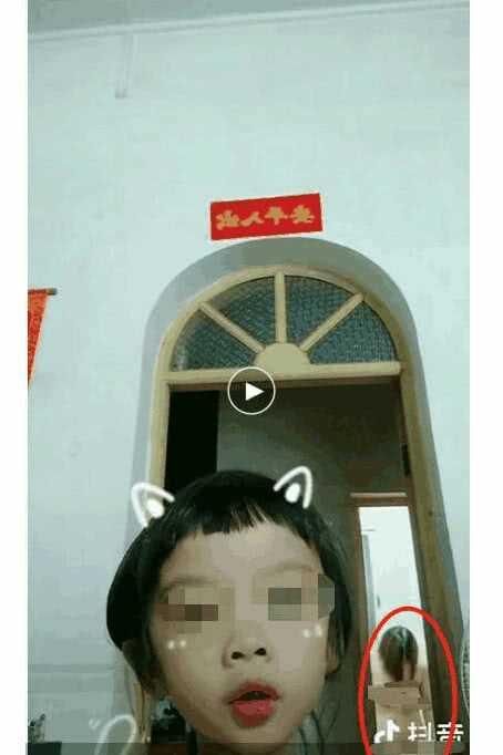 女儿在家拍抖音,不小心却直播了妈妈洗澡?