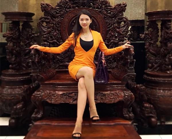 陈燕翡,与中超那些名模太太团相比,她的个子要小多了.