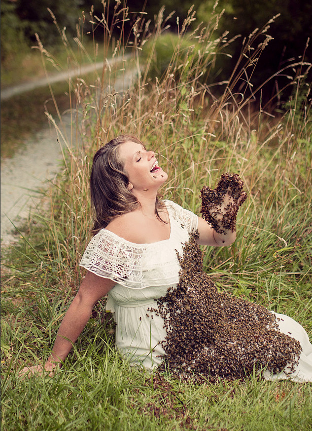 养蜂女子与2万只蜜蜂一起拍摄孕照,就问你怕不怕!
