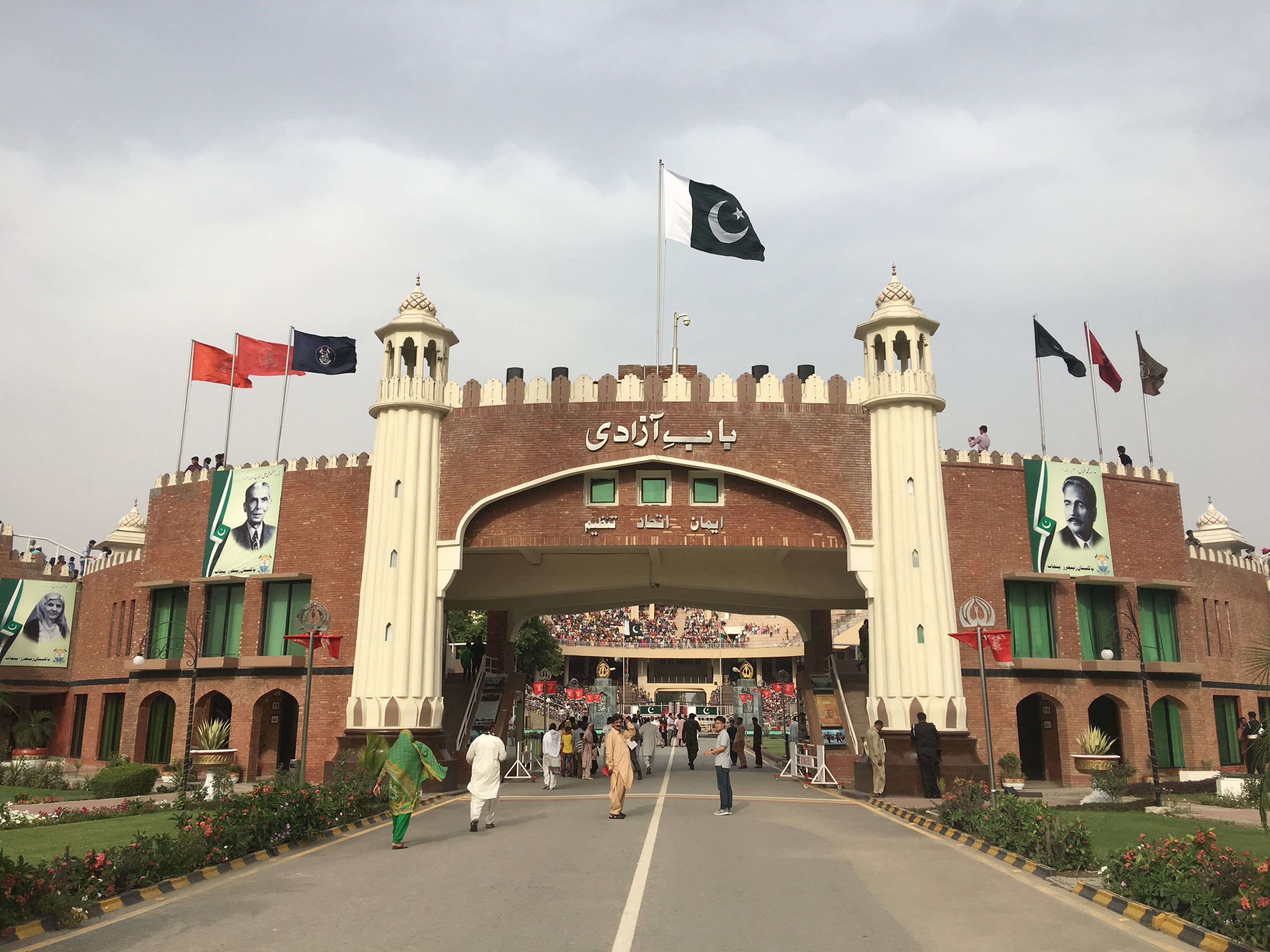 印度、巴基斯坦边境降旗仪式,直接笑屎!真是同