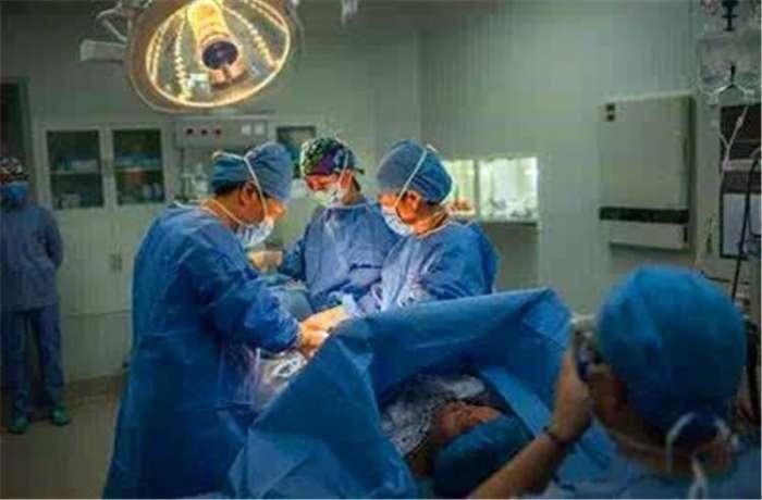 52岁产妇剖腹产生双胞胎, 麻药失效也不哭喊,