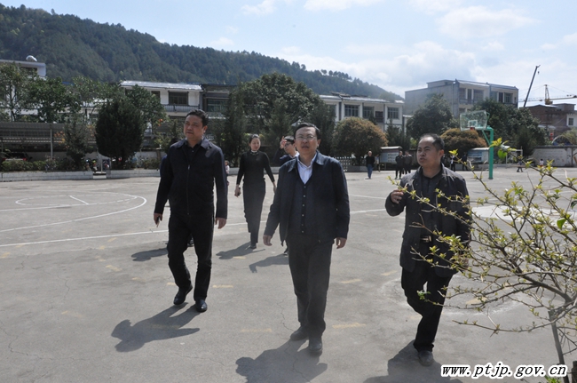 贵州恒丰地产集团恒丰基金到平塘县开展助学活