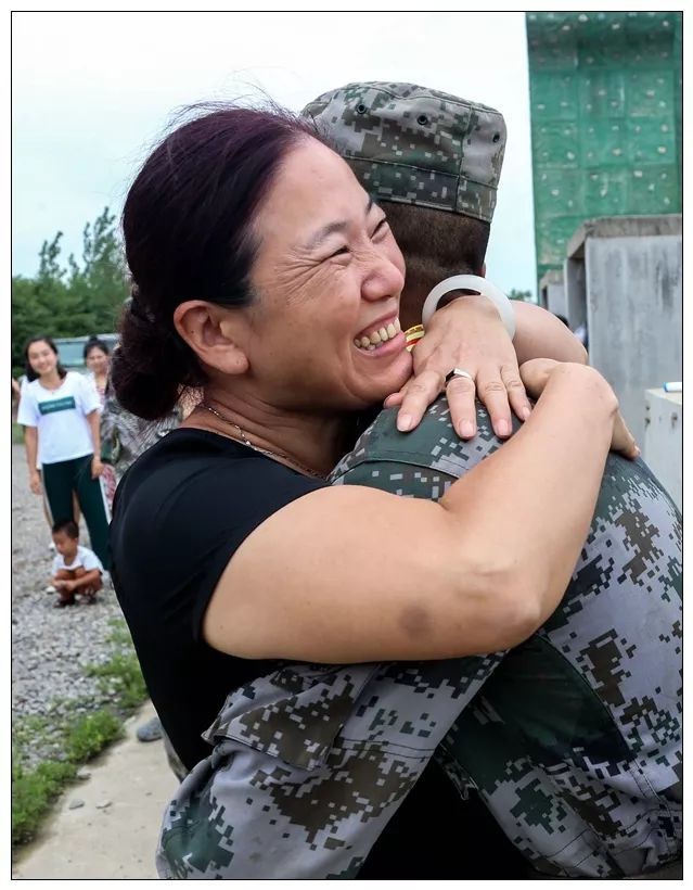 官兵出国竞赛在即，军属来队加油助威！临别赠言太浪漫