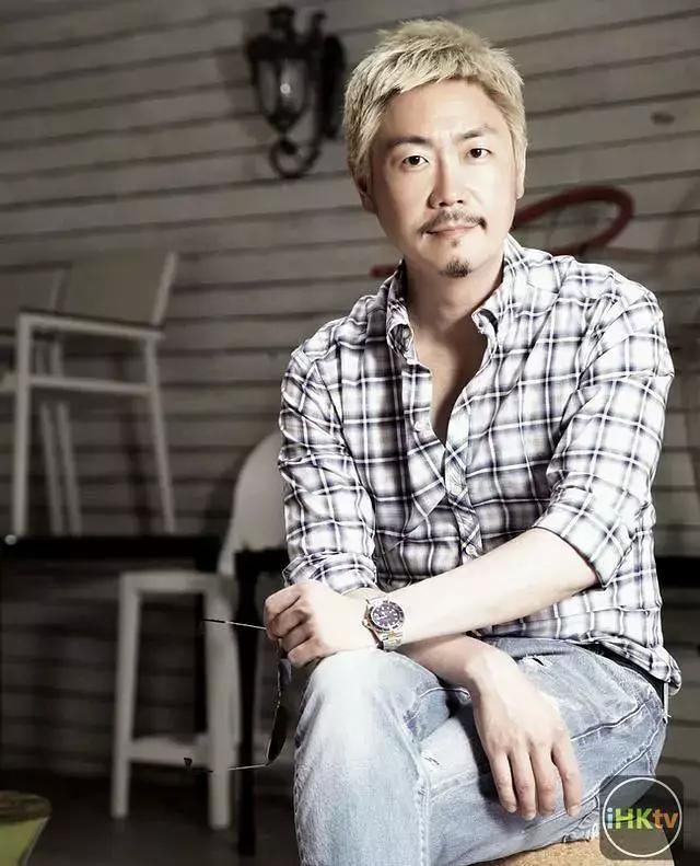 观众心里,他是那个多才多艺,搞笑有趣的"玩噑王",在舞台下,李思捷说,"