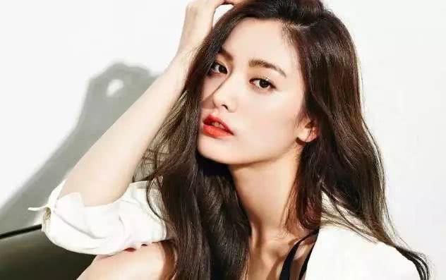 女子因胸太大去整容!走路生怕脸被撞歪,网友: