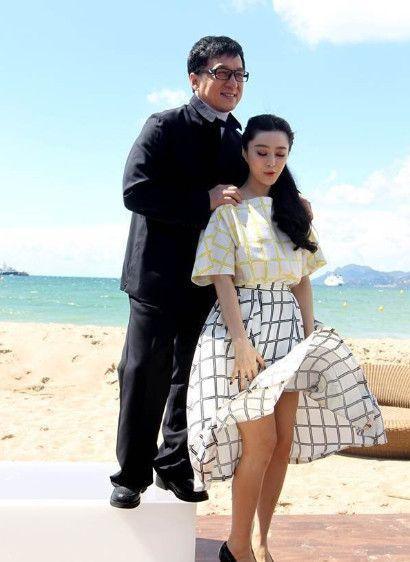 夏天如何掀起女生的短裙?星爷亲自示范 女神也难逃其手