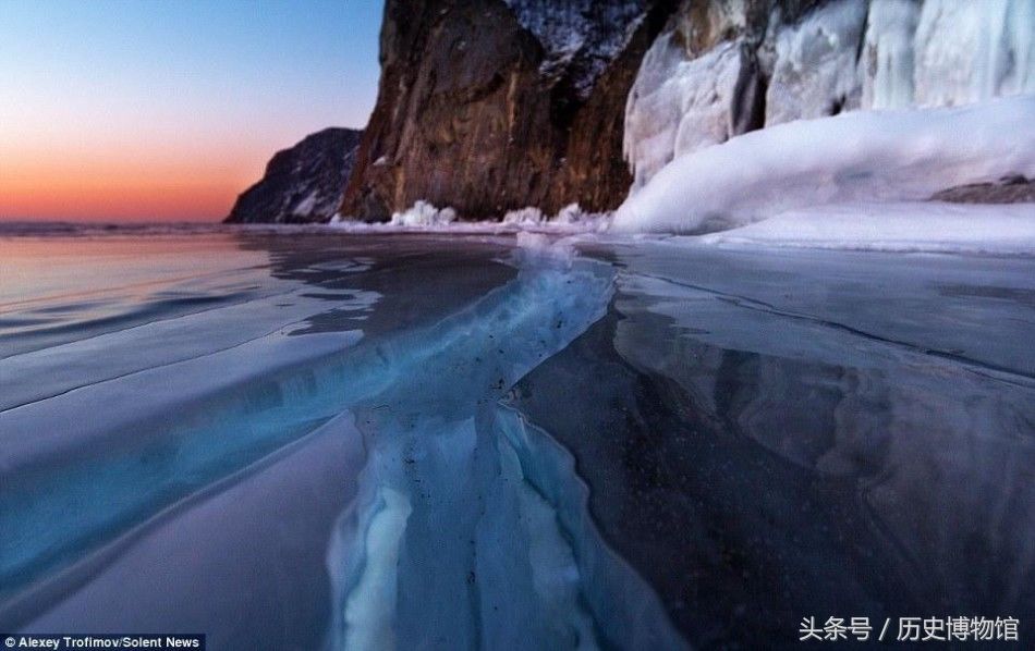 图为冰面形成裂缝的贝尔加湖.