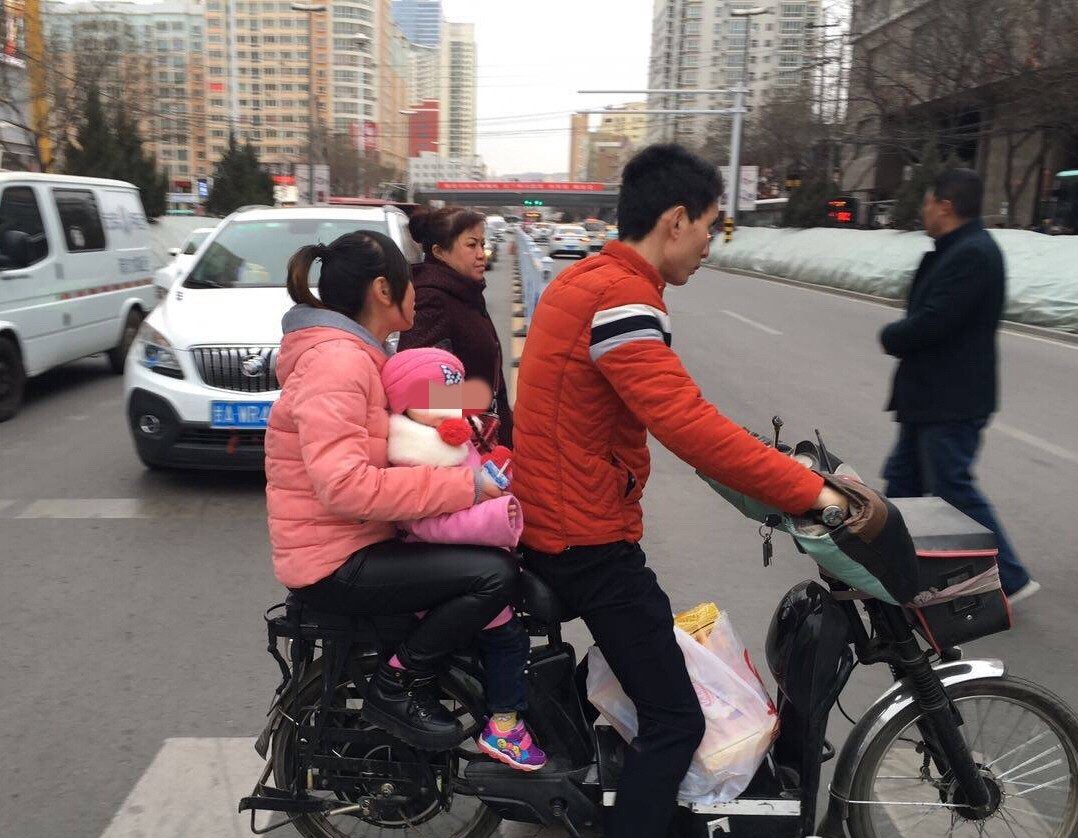 记者实地调查:兰州市多数家长骑电动车时把孩子放在踏板或后排上
