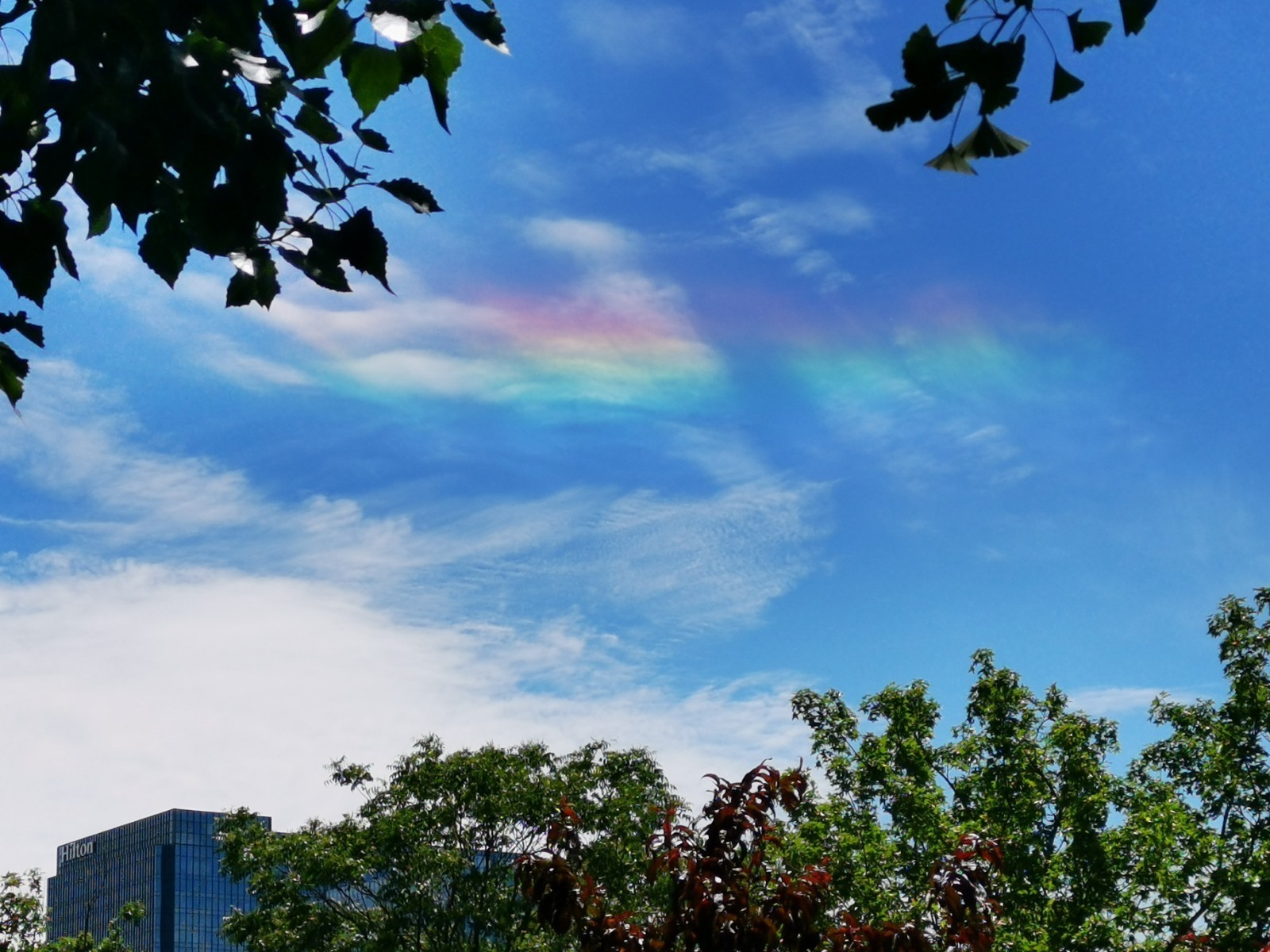 美翻了!"七彩祥云"现身北京上空