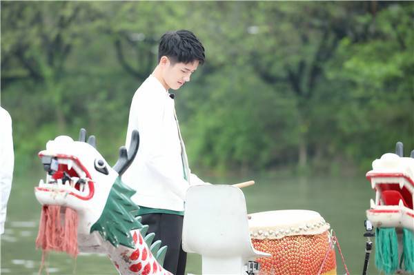 刘昊然《高能少年团》赛龙舟 多才多艺变灵魂画手 刘昊然《高能少年团》赛龙舟 多才多艺变灵魂画手