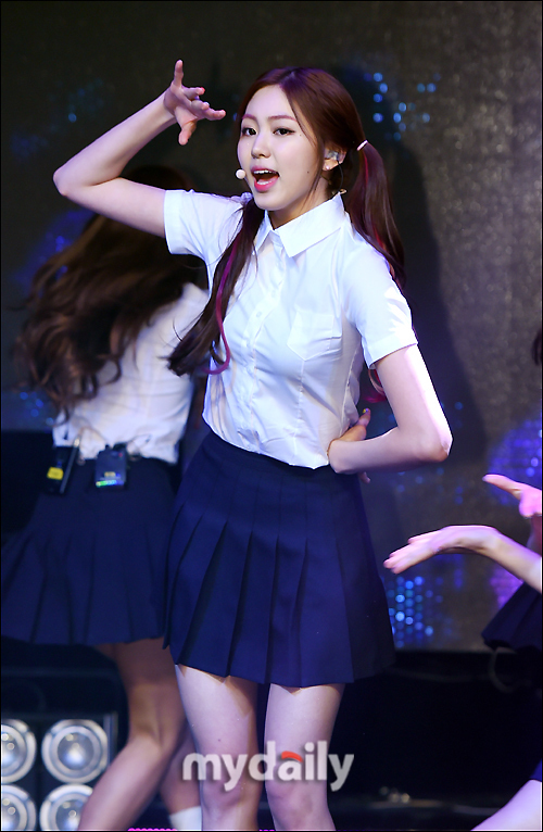 韩女团clc发新专辑 变身俏皮女学生