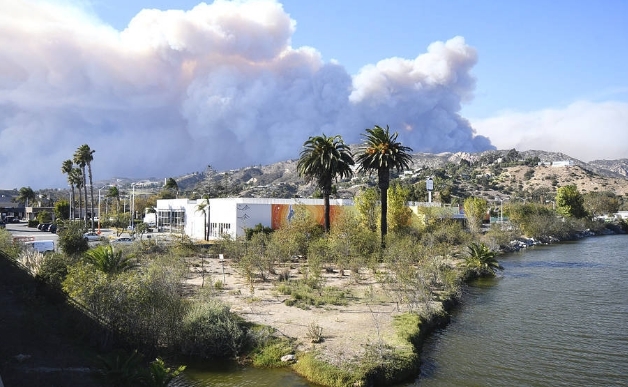 加州大火烧山 好莱坞众多明星千万级豪宅一夜焚毁