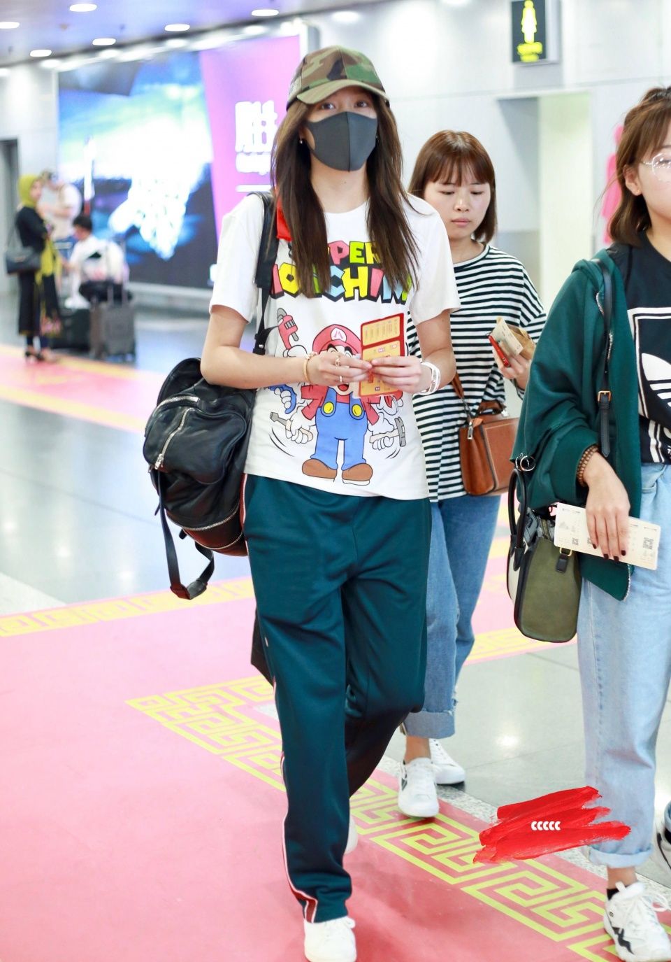 关晓彤为了鹿晗终于肯大凹造型了,网友:女神不