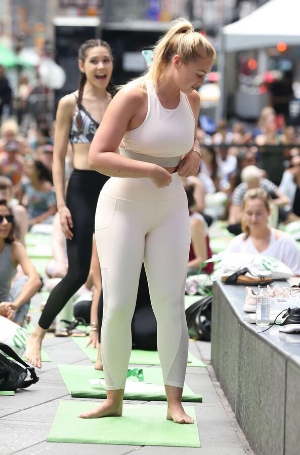 大码超模阿珂法劳伦斯纽约时代广场表演瑜珈,