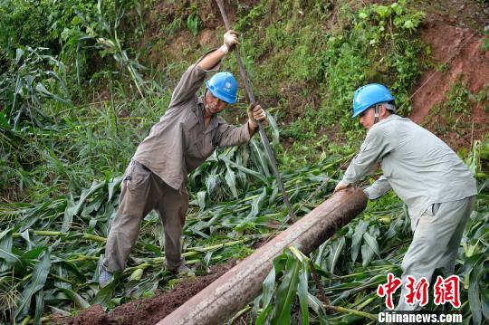 湖北宜昌暴雨致12万户停电 供电部门全力抢修