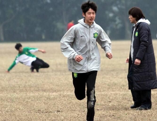 前国足名宿曾说中国足球没戏了,却一手将爱子