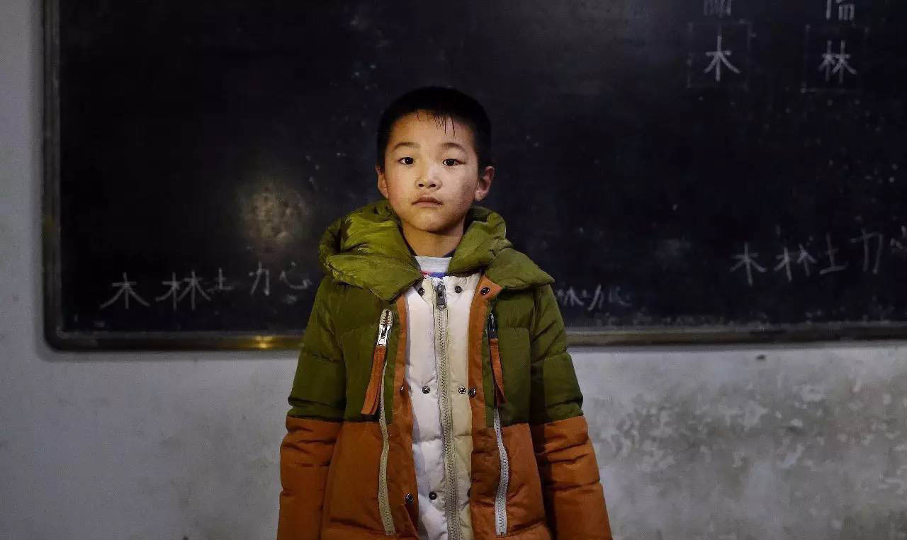 实拍农村留守儿童:父母外出打工 一年见一次