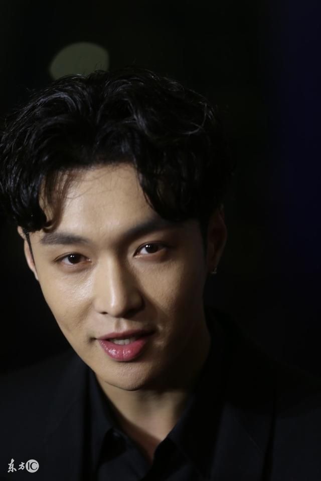 8大改名后爆红的艺人,李易峰、张艺兴、胡歌、