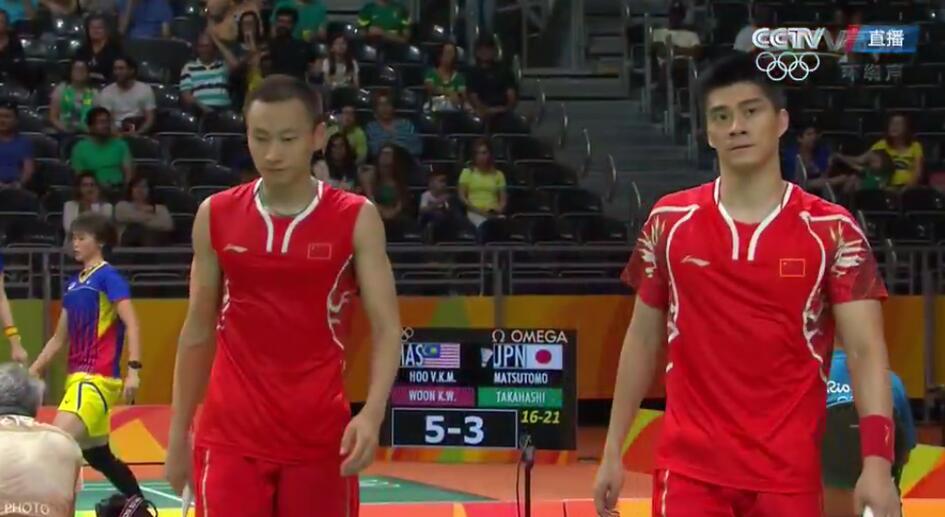 傅海峰/张楠走向比赛场。