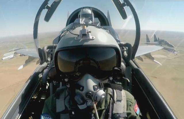 歼20最科幻的装备,世界级头盔显示器,飞行员指