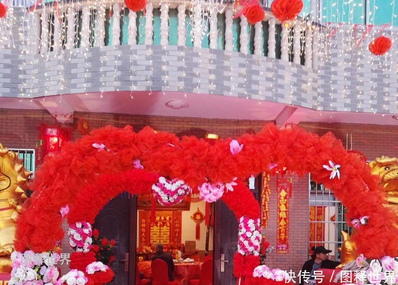 浙江农村结婚土洋结合,大礼炮一字排开,大狮子