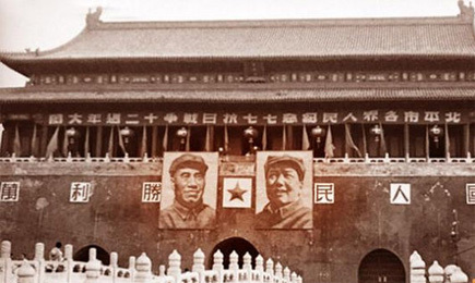 纪念抗战爆发12周年，毛泽东与朱德像出现在城楼。   1949年7月7日是抗战12周年纪念日。这一天，天安门又一次得以重新布置，而此次悬挂的就是天安门城楼上的第二版毛主席画像，同时悬挂的还有朱德画像。两位伟人的画像之间，一颗巨大的红星光彩闪烁，这也是历史上唯一一次在天安门城楼上同时出现两位领袖画像。