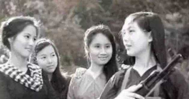 越南女兵被俘后的生活:在战俘营找男人调情