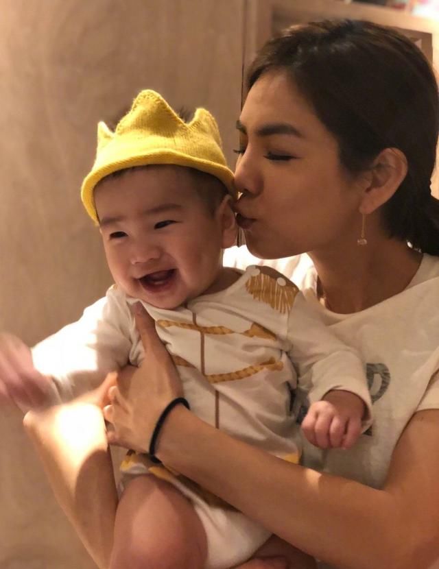 ella晒儿子正面照,有酒窝的劲宝超萌