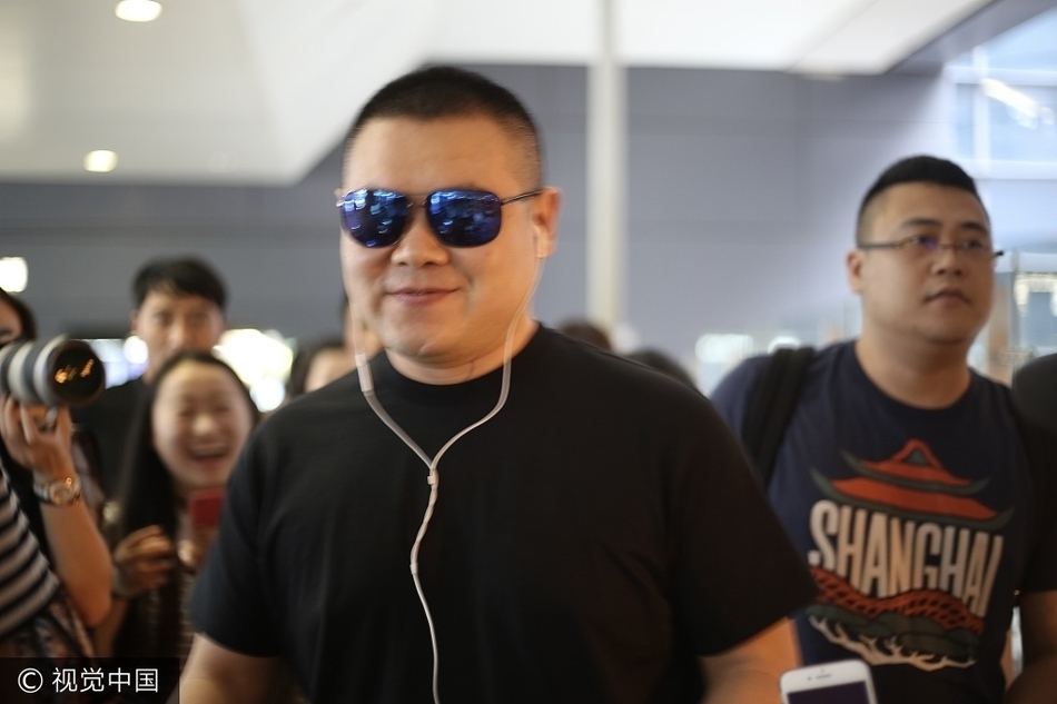 岳云鹏穿潮装现机场 戴墨镜听歌露迷之微笑