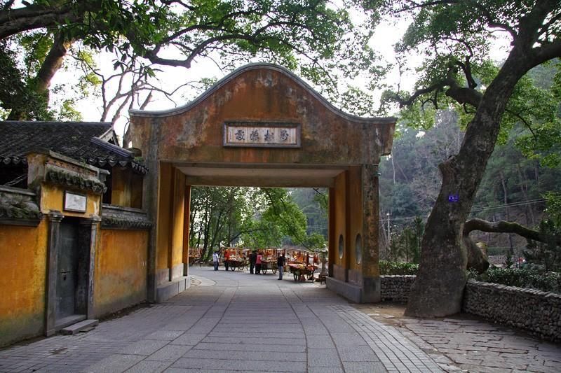这个景区不仅不收门票,吃饭只要两块钱,非常良
