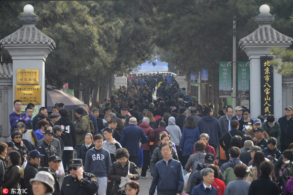 北京迎来清明节首个祭扫高峰日 八宝山人民公墓人流如织 北京迎来清明节首个祭扫高峰日 八宝山人民公墓人流如织