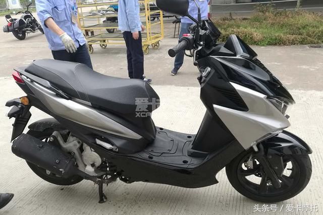 采用圣甲虫200发动机 金城新款踏板车工厂谍照