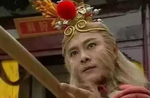 主演的《西游记》里面的活泼好动,机灵善变的孙悟空,然后还有《聚宝盆