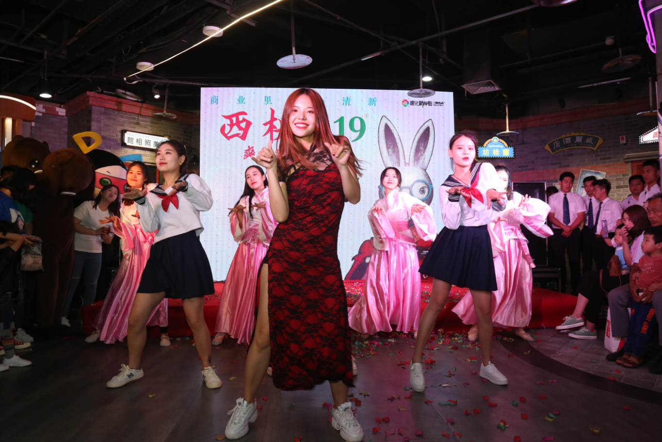 郑州二七广场再现抖音网红自拍圣地,德化新街