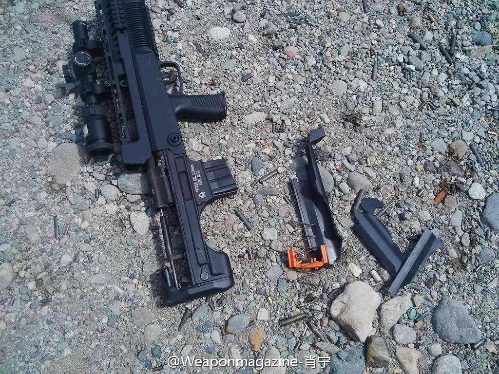一名外国枪迷在使用中国出口的TYPE 97型5.56毫米半自动步枪射击时发生炸膛,下巴被撞伤。