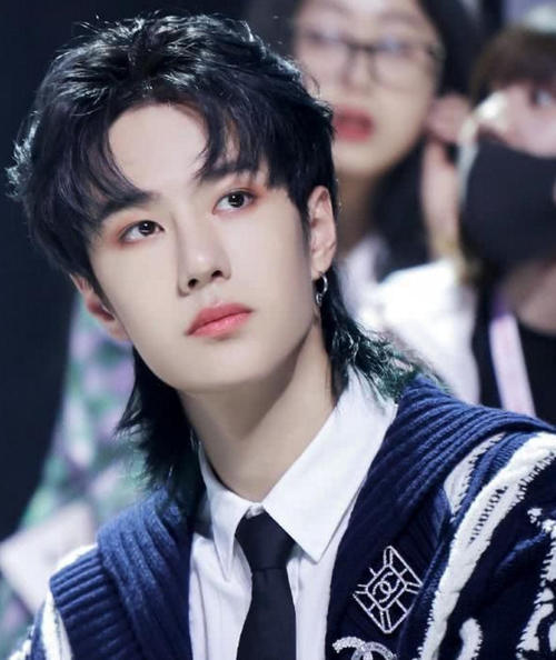 四位鲻鱼头的男星,蔡徐坤萌,范丞丞像精灵,第4位帅到掉渣