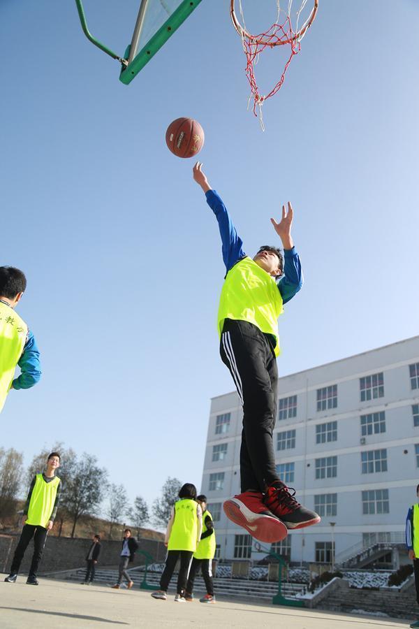 让学生从体育课中体会团队精神锻炼个人毅力